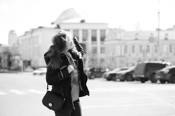 Bir genç kızın bir yolda siyah ve beyaz fotoğraf — Stok fotoğraf