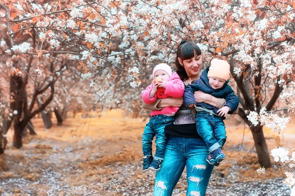 Bella ragazza nel parco autunnale — Foto Stock