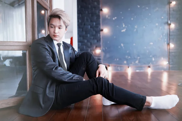 Fiatal ázsiai üzletember, fehér ing és nyakkendő — Stock Fotó