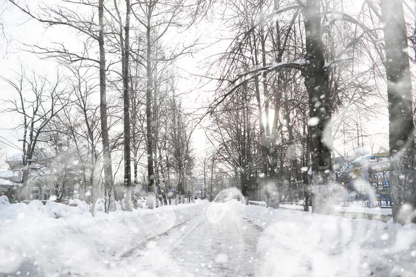 Ein Mann läuft an einem verschneiten Wintertag durch die Stadt. — Stockfoto