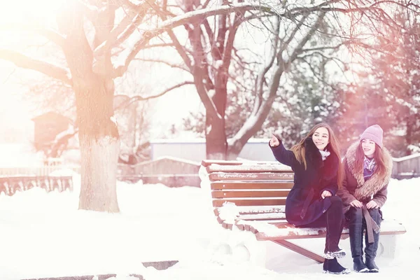 Mladá dívka ve winter parku na procházku. Vánoční svátky v t — Stock fotografie