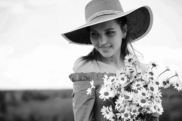 Söt flicka i en hatt svart och vit — Stockfoto