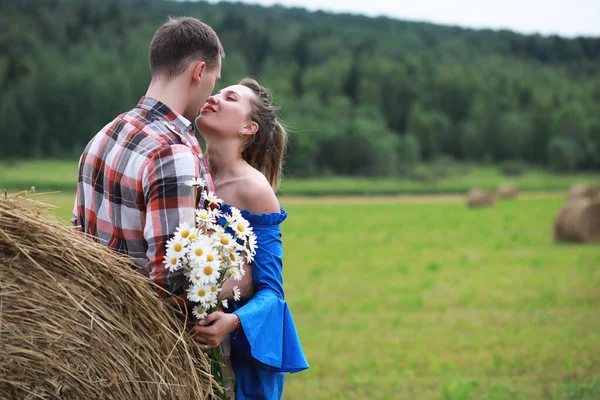 A mező, a naplemente szerelem házaspár — Stock Fotó