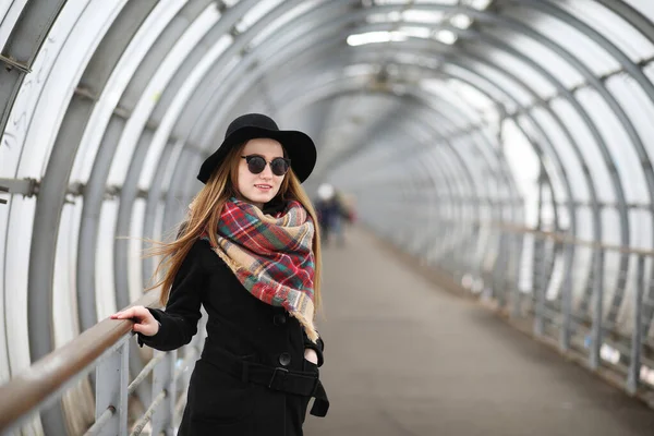 Fransk kvinna på en promenad i den centrala delen av staden — Stockfoto