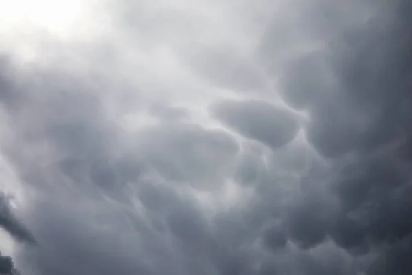 Bulutlar gökyüzünde yağmur. Gri karanlık bulutlar gökyüzünde. Fırtına bulutu — Stok fotoğraf