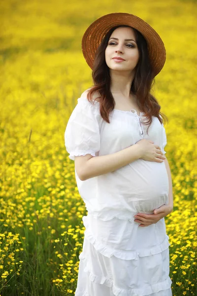 Těhotná Žena Šatech Květinovém Poli — Stock fotografie