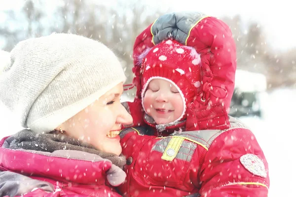 Madre Con Hija Parque Invierno Nieve Blizzard — Foto de Stock