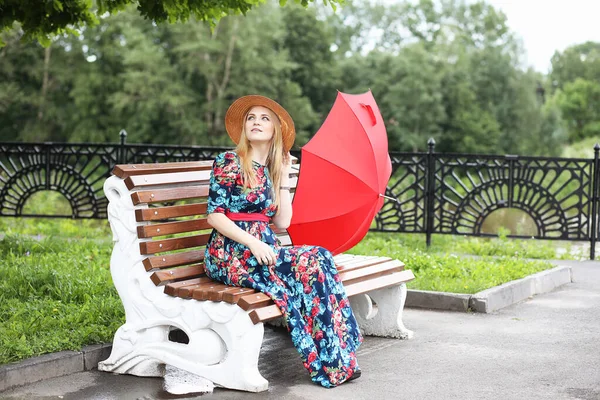 Девушка на улице с зонтиком — стоковое фото
