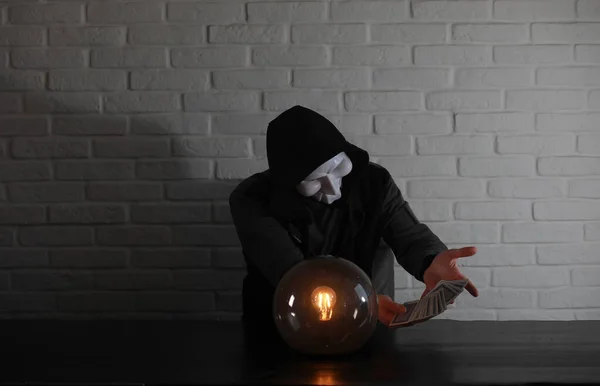 Un hombre con un baile de adivino — Foto de Stock