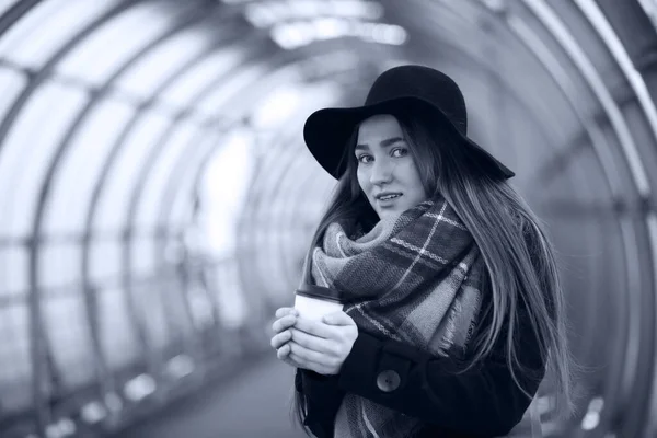 Chica joven adulta en el túnel arquitectónico —  Fotos de Stock