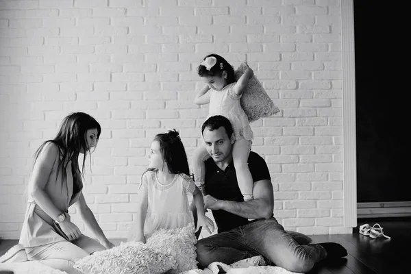 Jonge familie met dochters — Stockfoto
