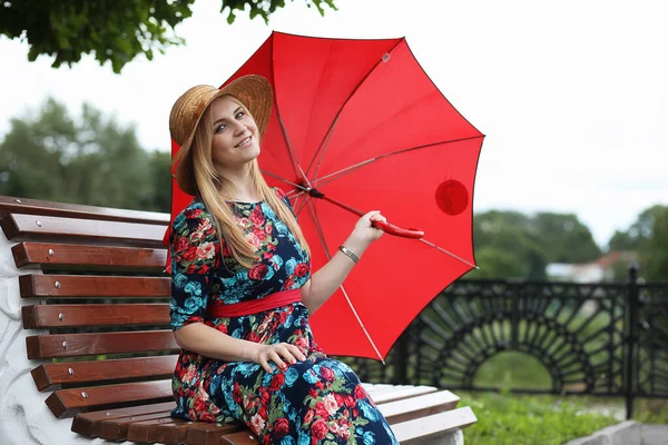 Dívka na ulici s deštníkem — Stock fotografie