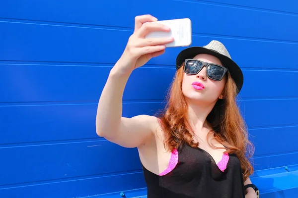 Chica hipster en un sombrero ligero y gafas de sol en un verano — Foto de Stock