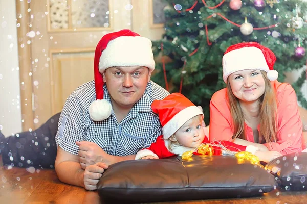 Junge Familie Vorabend Der Neujahrsferien Hause — Stockfoto