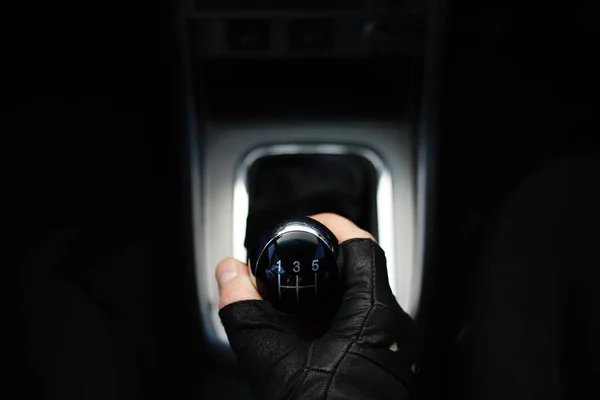 Dźwignia przekładni. Manualna skrzynia biegów. Ręka na zmianę biegów w samochodzie — Zdjęcie stockowe