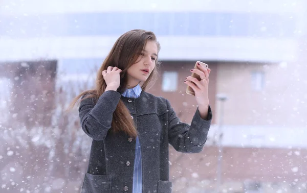 Young girl outdoors in winter. Model girl posing outdoors on a w — Stock Photo, Image