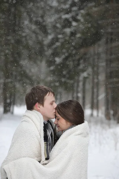 Pareja de amantes en una fecha tarde de invierno en una ventisca de nieve — Foto de Stock