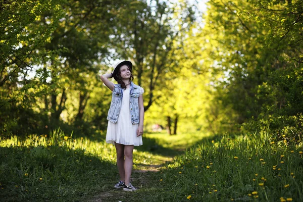 Baharda parkta bir kız — Stok fotoğraf