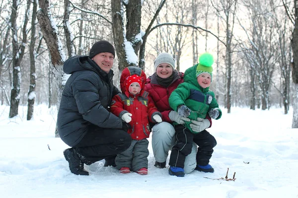 Familia joven con niños en invierno — Foto de Stock
