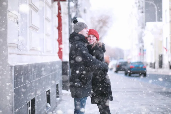 Mladý pár procházky přes zimu — Stock fotografie