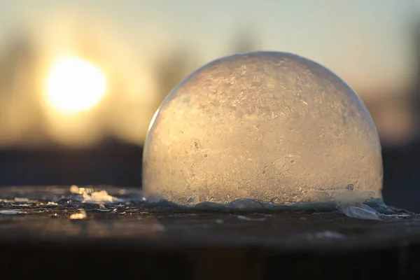 Le bolle di sapone si congelano al freddo. L'acqua saponata invernale si congela in t — Foto Stock