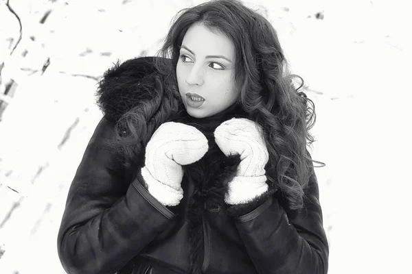 Hermosa chica en invierno nevado monocromo —  Fotos de Stock