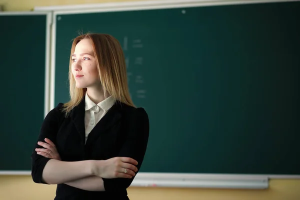 Guru muda di kelas sekolah — Stok Foto