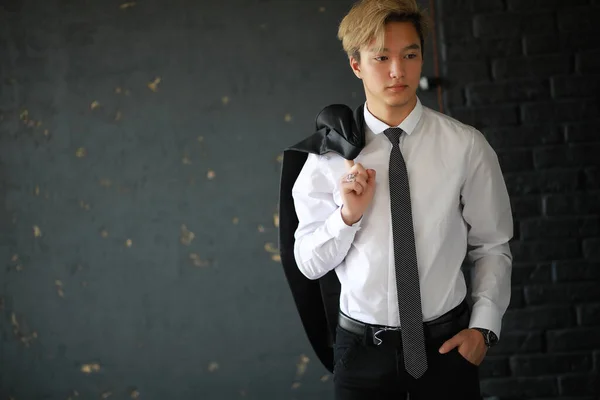 Genç Asyalı işadamı beyaz gömlek ve kravat — Stok fotoğraf