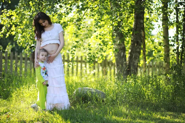 孕妇在自然散步夏天 — 图库照片