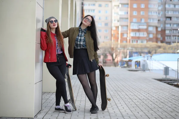 Ein junges Hipster-Mädchen fährt Skateboard. Mädchen Freundinnen f — Stockfoto