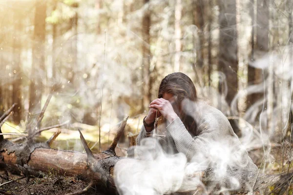 Un homme en soutane passe un rituel dans une forêt sombre — Photo