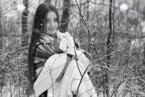 Bir kız bir kış bulutlu günde — Stok fotoğraf