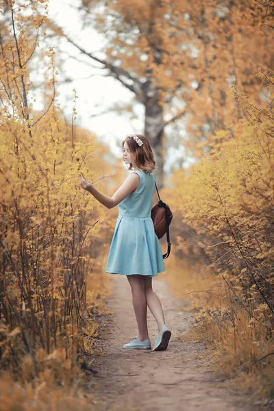 Ung flicka på en promenad i höst — Stockfoto