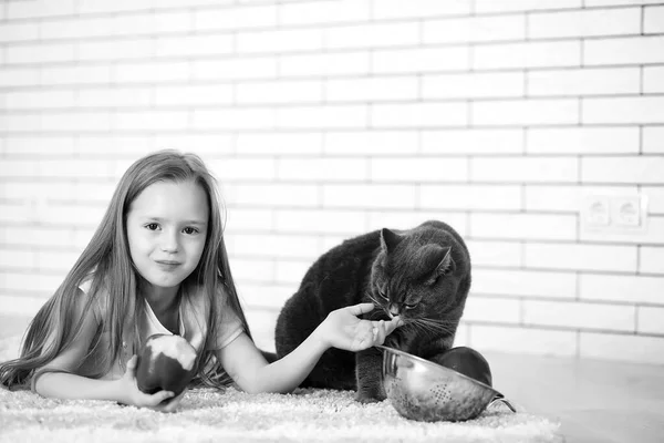 Petite fille sur le sol noir et blanc — Photo