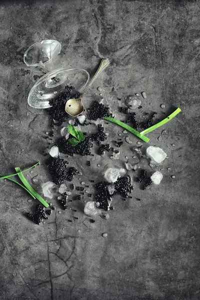 Verse zwarte viskuit. Beluga kaviaar geserveerd met ijs. — Stockfoto