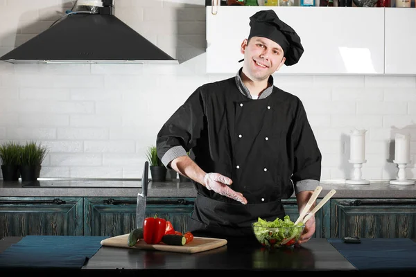 Homem cozinheiro preparar comida na cozinha de legumes — Fotografia de Stock