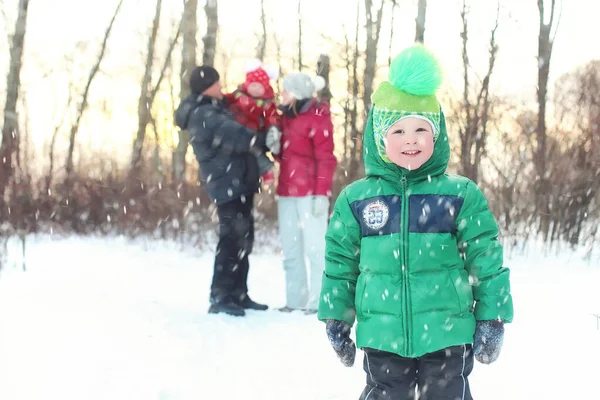 Famiglia Con Bambini Nel Parco Inverno Neve Piovana — Foto Stock