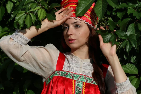 Слов'янська в традиційному одязі Плющ стіни дерево — стокове фото