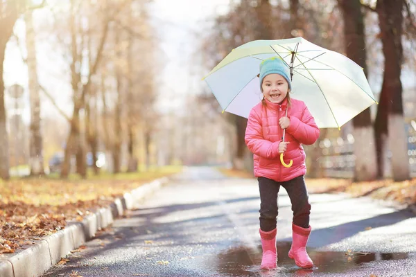 Les enfants marchent dans le parc d'automne — Photo