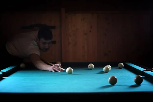 En man med ett skägg spelar en stor biljard. Part i en 12-fots pool — Stockfoto