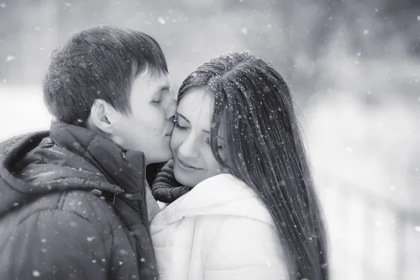 Una pareja cariñosa en un paseo de invierno. Hombre y mujer en una cita en el —  Fotos de Stock