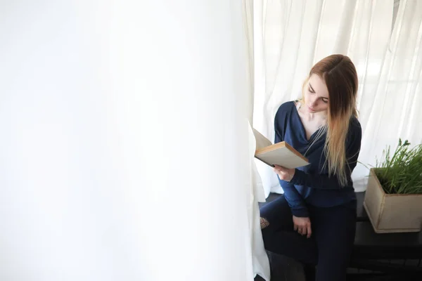 Chica joven en casa relajante — Foto de Stock