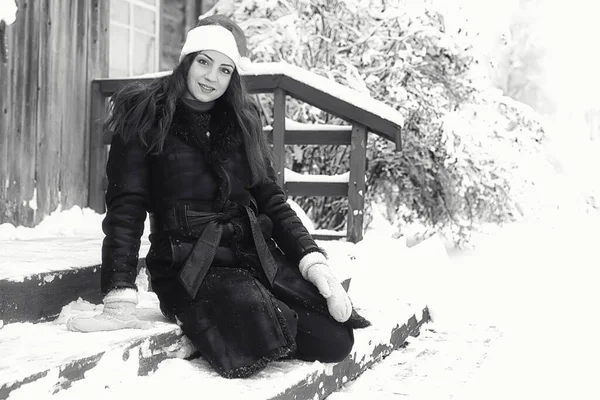 Bella ragazza in inverno nevoso monocromatico — Foto Stock