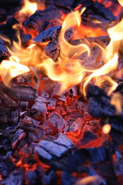 Faíscas Quentes Vermelhas Arder Voam Grande Incêndio Carvões Chamas Partículas — Fotografia de Stock
