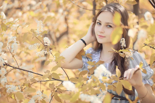 Chica joven en un paseo en el otoño — Foto de Stock