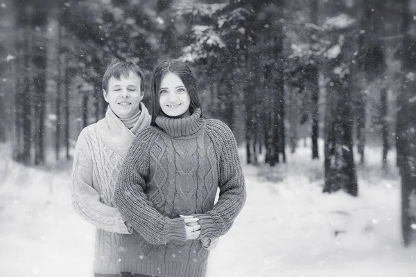 Ett älskande par på en vinterpromenad. Man och kvinna på ett datum i den — Stockfoto