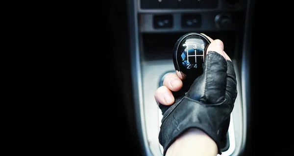 Gear lever. Manual Transmission. Hand on the gear shift in the c — Stock Photo, Image
