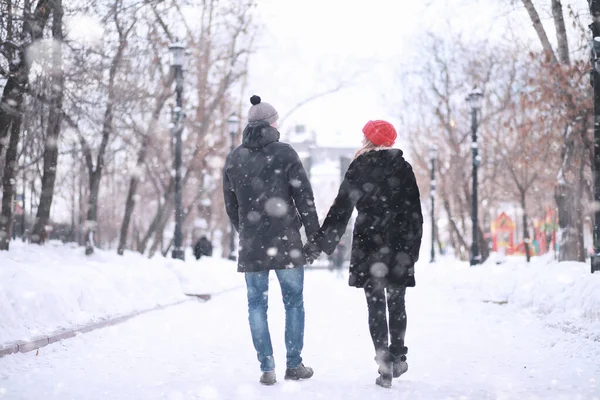 Jong stel wandelend door de winter — Stockfoto