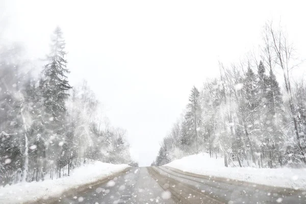 田園風景と道路の冬景色 — ストック写真