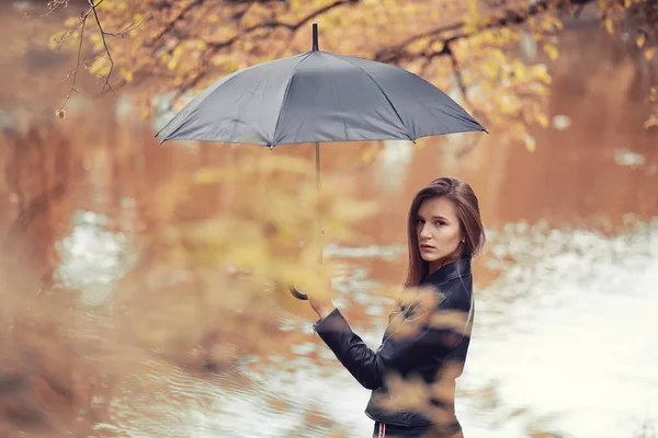 Jeune fille dans le parc d'automne — Photo